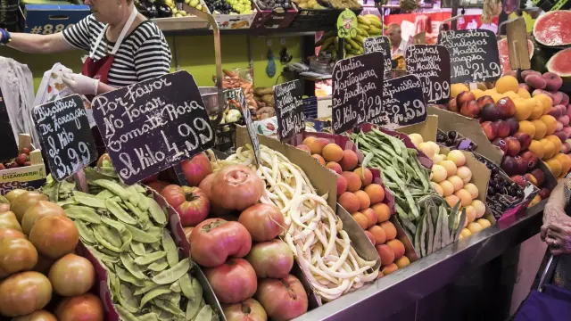 Un puesto de frutas y verduras en un mercado zaragozano.