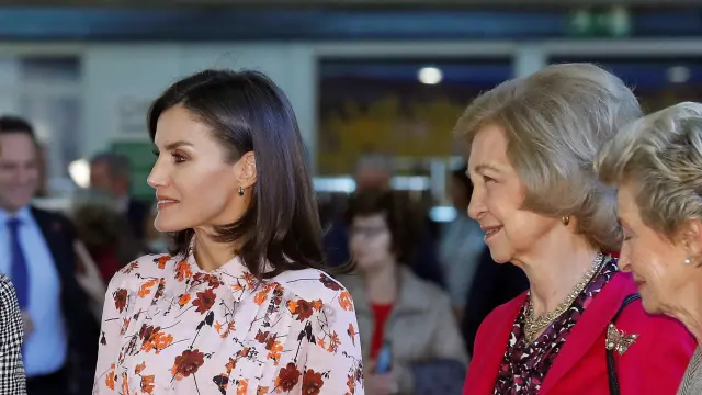 La reina Letizia (segunda por la izquierda) y la reina emérita Sofía (segunda por la derecha), visitan el rastrillo organizado por la asociación Nuevo Futuro en Madrid.