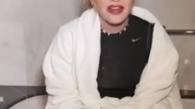 Madonna, con una taza con un líquido amarillento que asegura que es su orina