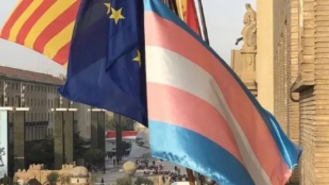 Fachada del Ayuntamiento de Zaragoza con la bandera trans