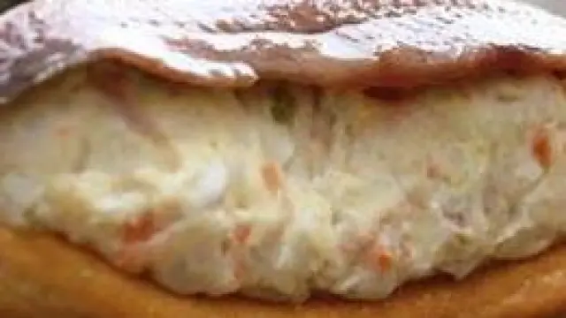 La marinera, una tapa de ensaladilla y anchoa, servida sobre un pico de pan, es típica de Murcia.