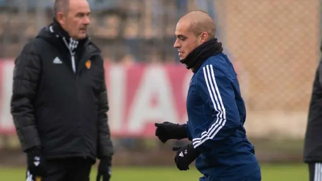 Pombo pasa con el balón por delante de Víctor Fernández en el último entrenamiento de la semana, este viernes en la Ciudad Deportiva, antes de saber que no iba a ser convocado para viajar a Vallecas.
