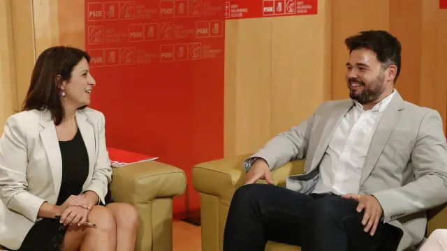 Adriana Lastra (PSOE) con Gabriel Rufián (ERC), en una reunión mantenida el pasado verano.