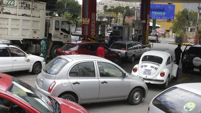 Las filas en las gasolineras se repiten en todas las estaciones de servicio de La Paz.