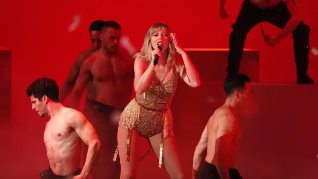 Taylor Swift durante una de las actuaciones en la gala de los American Music Awards