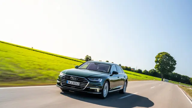 El nuevo Audi A8 presenta una versión híbrida enchufable con hasta 40 kilómetros de autonomía.