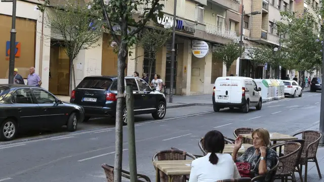 Coches aparcados en la zona peatonal de la calle Zaragoza /Foto Rafael Gobantes / 27-9-16