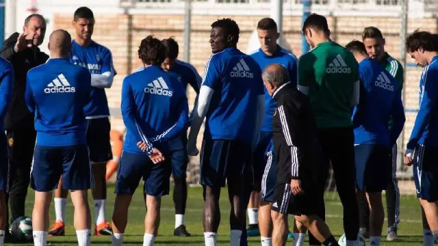 Los jugadores del Real Zaragoza escuchan con atención a Víctor Fernández antes del último entrenamiento.