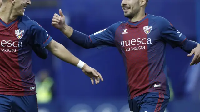 Escriche y Ferreiro corren para celebrar uno de los dos goles azulgranas contra el Alcorcón.