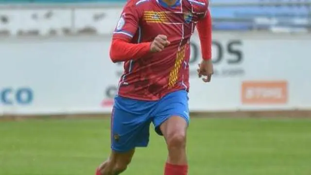 Romero, jugador del Teruel, progresa con el esférico en un partido.