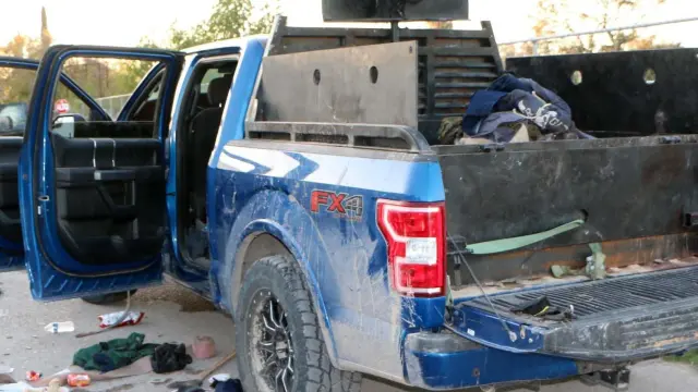 Uno de los coches blindados que usan los narcos, tras el tiroteo registrado esta madrugada en la localidad mexicana de Villa Unión.