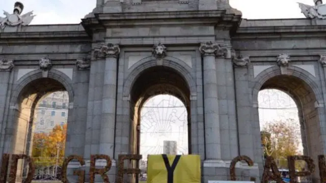 Estado de la Puerta de Alcalá tras la intervención de Greenpeace.