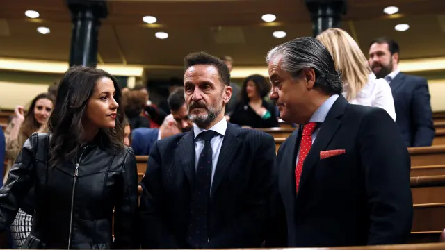 Los diputados Ciudadanos Inés Arrimadas, Edmundo Bal (c) y Marcos de Quinto antes del inicio este martes de la sesión constitutiva de la Cámara Baja.
