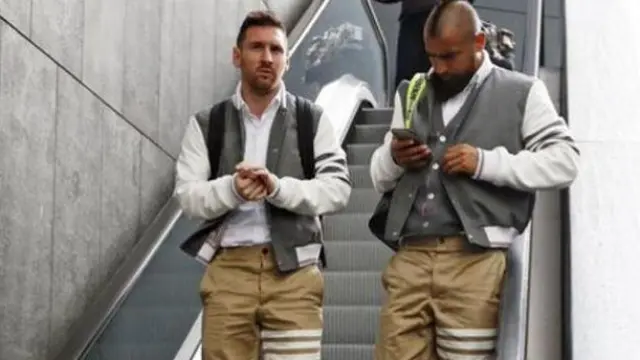 Messi y Arturo Vidal, el pasado domingo, vestidos de Thom Browne.
