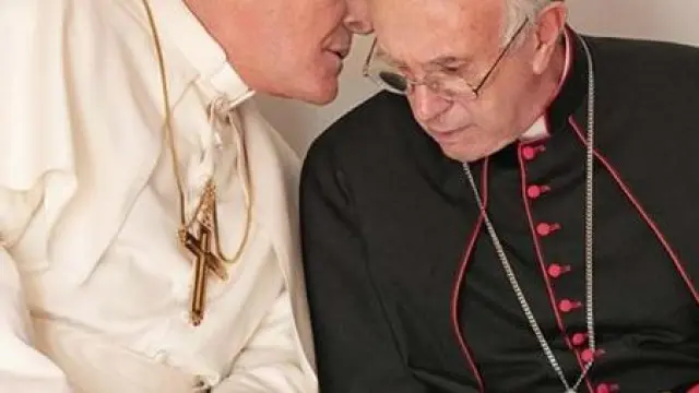 Anthony Hopkins (a la izquierda, como el Papa Benedicto) con Jonathan Pryce (en el papel de Francisco)