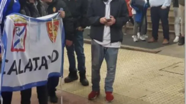 Luis Suárez se fotografía con varios seguidores del Real Zaragoza en la puerta del Hotel Tryp Coruña, a las 21.00 de este sábado en la llegada del equipo aragonés a la capital coruñesa.