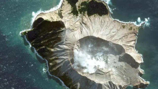 Smoke from the volcanic eruption of Whakaari, also known as White Island, is pictured from a boat, New Zealand December 9, 2019 in this picture grab obtained from a social media video. INSTAGRAM @ALLESSANDROKAUFFMANN/via REUTERS THIS IMAGE HAS BEEN SUPPLIED BY A THIRD PARTY. MANDATORY CREDIT. NO RESALES. NO ARCHIVES. [[[REUTERS VOCENTO]]]