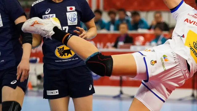 Elisabet Cesareo Romero tira a portería durante el partido contra Japón durante un partido del Mundial de balonmano femenino deJapón