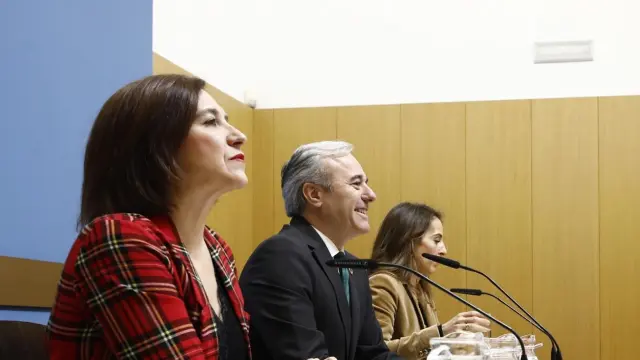 El alcalde de Zaragoza, Jorge Azcón, junto a la vicealcaldesa, Sara Fernández, y a la concejal de Hacienda, María Navarro, durante la presentación del proyecto de presupuestos para 2020.