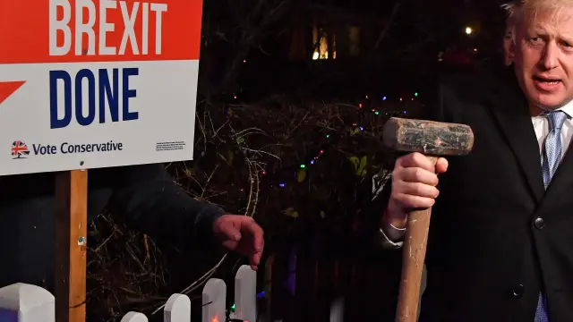 Britain's Prime Minister and Conservative party leader Boris Johnson poses with a sledgehammer, after hammering a "Get Brexit Done" sign into the garden of a supporter, in South Benfleet, Britain December 11, 2019. Ben Stansall/Pool via REUTERS [[[REUTERS VOCENTO]]] BRITAIN-ELECTION/JOHNSON