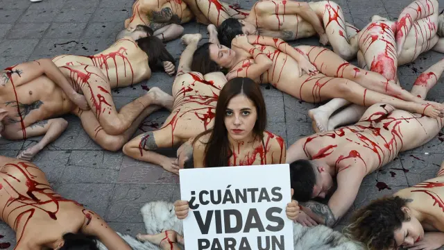 Desnudos en Zaragoza contra la industria peletera