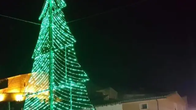 Un gran árbol iluminado de 12 metros de altura preside la plaza de Alcalá de Gurrea esta Navidad.