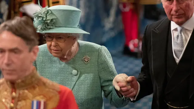 Isabel II, junto a su hijo, el príncipe Carlos, a su llegada al tradicional Discurso de la Reina.