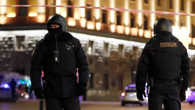 Dos policías rusos custodian una calle en las cercanías de donde ocurrió en tiroteo.