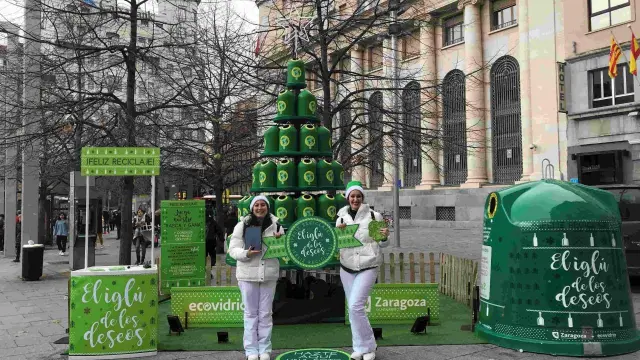 Ecovidrio ha instalado en la Plaza España un árbol navideño de 4 metros formado por 64 miniglús