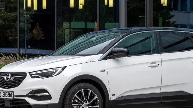 El nuevo Opel Grandland X será el primer modelo de la firma con dos versiones enchufables.