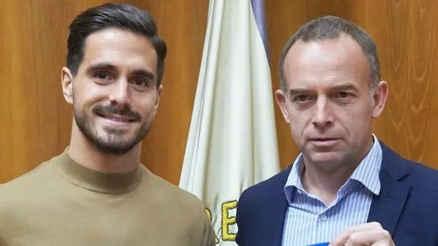 Javi Ros, con el presidente Christian Lapetra, en el acto de la firma de renovación y continuidad del contrato del capitán zaragocista, este lunes al mediodía en la sede del club.