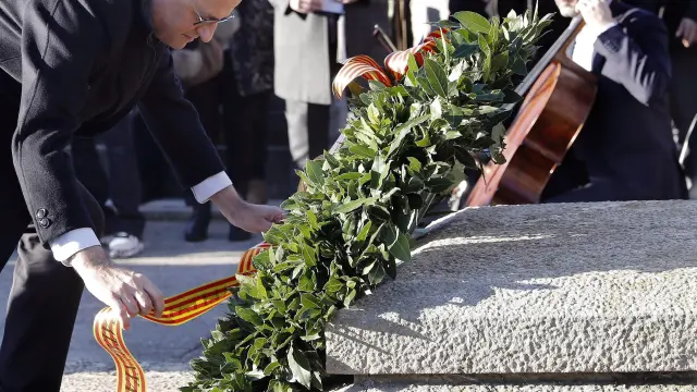 Torra realiza una ofrenda floral en la tumba de Francesc Macià.