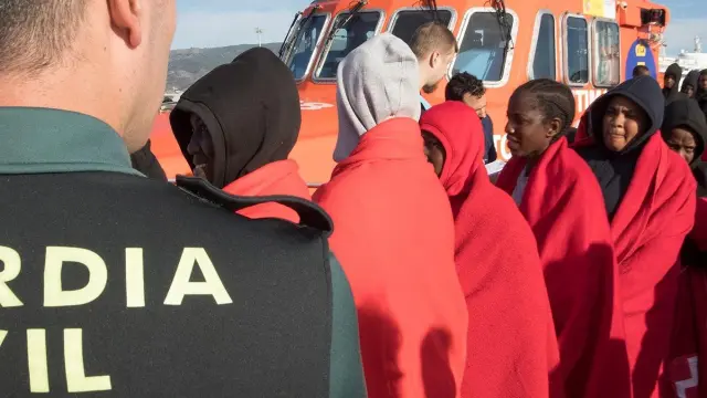 Varios inmigrantes rescatados en el mar de Alborán y trasladados al puerto de Motril (Granada)