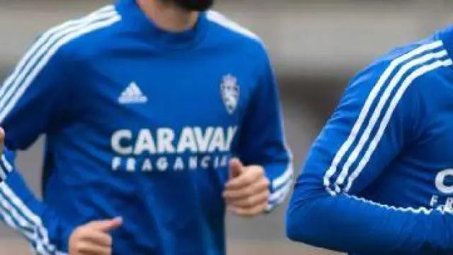 Papunashvili y Pombo, dos de los jugadores que el Real Zaragoza pretende que salgan de la plantilla en enero, juntos en un entrenamiento.