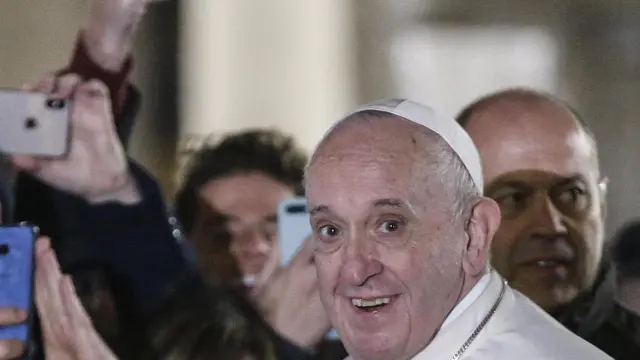 El Papa Francisco, este martes, saludando a unos fieles en la plaza de San Pedro.