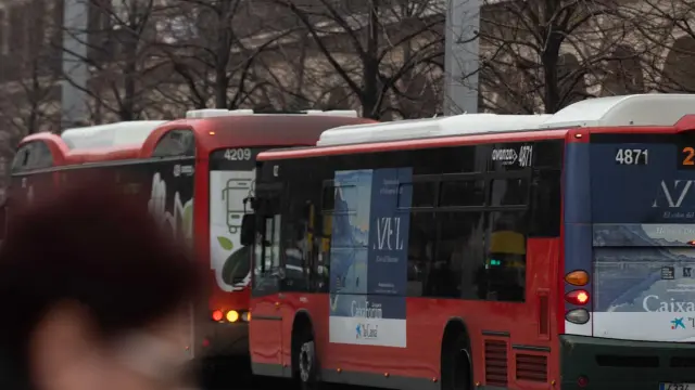 Un autobús de la línea 21, a su paso por el paseo de la Independencia.