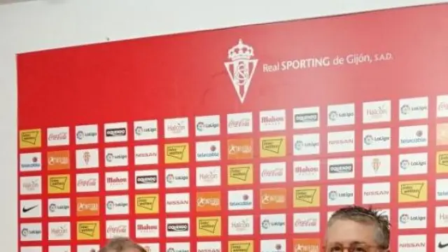 Los médicos del Sporting de Gijón, Juan Cachero y Antonio Maestro, en la rueda de prensa que ofrecieron a los medios locales este sábado tras el entrenamiento del equipo asturiano, sugiriendo que no debería jugarse el martes en La Romareda.