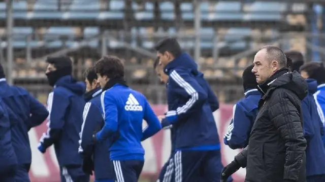 Víctor Fernández, en primer término, con el equipo detrás durante el entrenamiento de este lunes