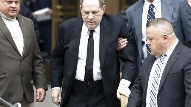 Harvey Weinstein abandona los juzgados tras el primer día de juicio contra él.