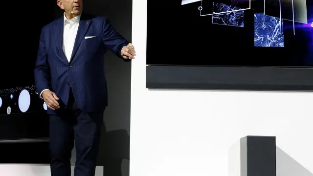 Tim Alessi, head of Product Marketing for Home Entertainment Products at LG Electronics USA, shows off a new LG GX OLED television at an LG Electronics news conference during the 2020 CES in Las Vegas, Nevada, U.S. January 6, 2020. REUTERS/Steve Marcus [[[REUTERS VOCENTO]]] TECH-CES/