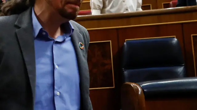 Pablo Iglesias rompe a llorar tras la votación de investidura de Pedro Sánchez.