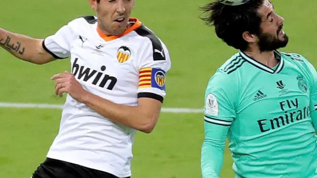 Isco (d), disputa un balón aéreo con Dani Parejo, centrocampista del Valencia CF.
