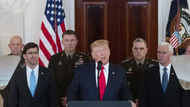 Trump, rodeado por el alto mando militar y su equipo de seguridad nacional, este miércoles en la Casa Blanca.