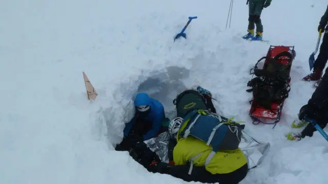 Prácticas de rescate en la nieve realizadas por los alumnos de anteriores ediciones.