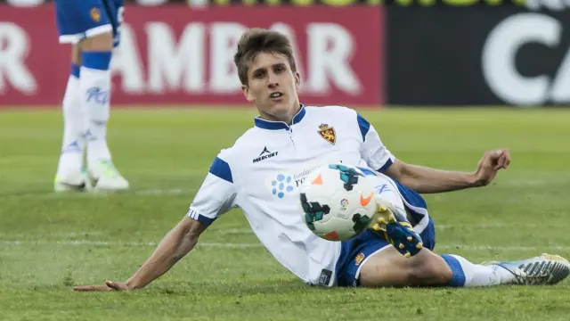 Álvaro Tierno, durante un partido con el Real Zaragoza en La Romareda.