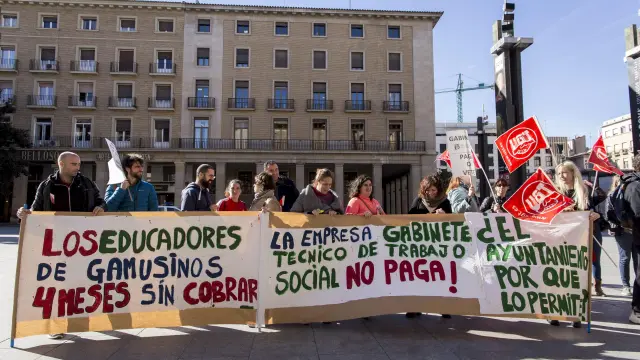 Protesta de los trabajadores de Gabinete Técnico frente al Ayuntamiento de Zaragoza.