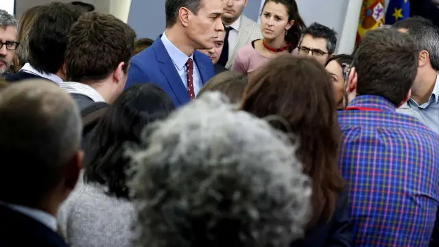Pedro Sánchez charla con los periodistas tras la rueda de prensa sin preguntas de este domingo.