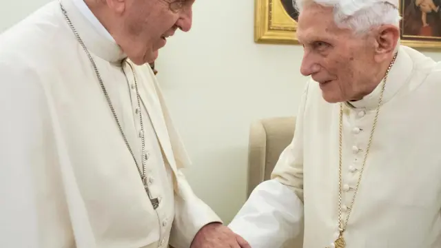El papa Francisco y el emérito Benedicto XVI, en un encuentro en el Vaticano el 22 de diciembre de 2018.