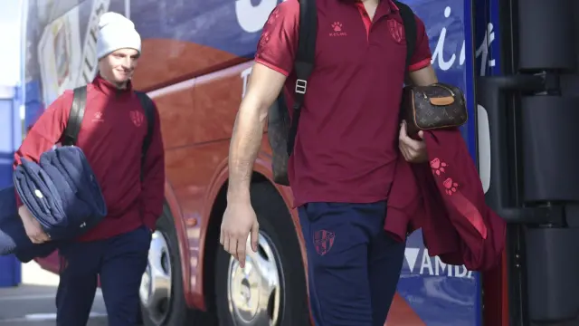 Álvaro Fernández y Sergio Gómez, camino del autobús de la SD Huesca para viajar a Oviedo