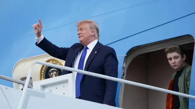 Trump, junto a su hijo Barron, en el avión presidencial Air Force One en Florida.